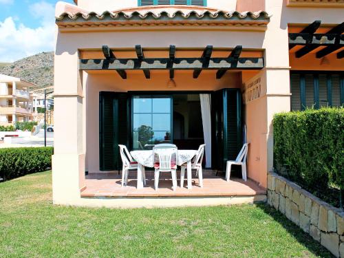 patio ze stołem i krzesłami na domu w obiekcie Holiday Home Mirador II by Interhome w mieście Cala de Finestrat
