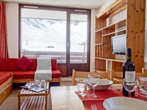 un salon avec un canapé rouge et une table dans l'établissement Apartment Les Tommeuses - Val Claret-24 by Interhome, à Tignes