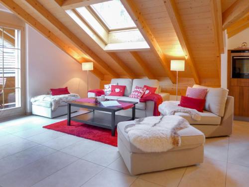 Sala de estar con 2 sofás y mesa en Apartment Staubbach by Interhome, en Lauterbrunnen