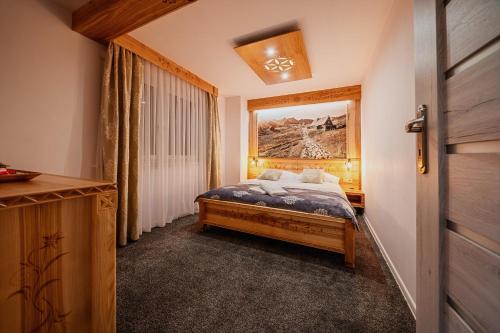 Un pat sau paturi într-o cameră la Apartament Podwika
