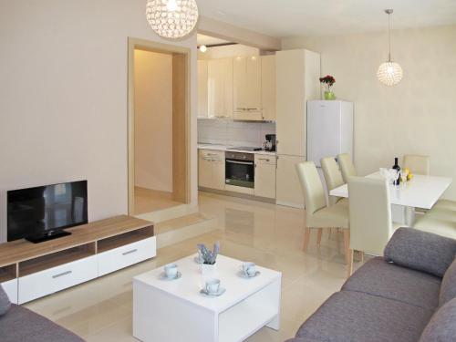 Kuchyňa alebo kuchynka v ubytovaní Holiday Home Silvija by Interhome
