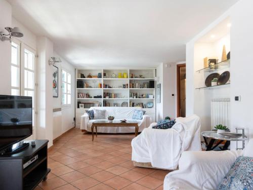 sala de estar con muebles blancos y TV en Holiday Home Villa Peiranze by Interhome, en San Remo