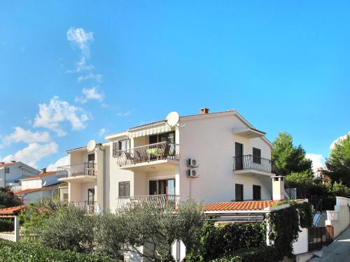 Apartment Čulić-2 by Interhome