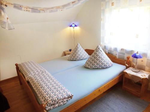 um quarto com uma cama azul com almofadas em Apartment Allmendgasse by Interhome em Schelingen