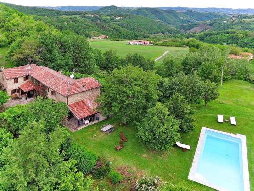 RoccaveranoにあるHoliday Home Ca' Giustin by Interhomeのスイミングプール付きの家屋の空中ビュー