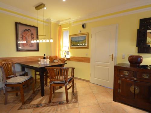 eine Küche mit einem Esstisch und Stühlen in der Unterkunft Holiday Home Moosbeere by Interhome in Groß Zicker