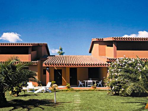 コスタ・レイにあるApartment Marrone-7 by Interhomeの庭とパティオ付きの大きな家