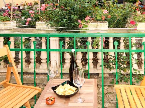 - une table avec deux verres à vin et un bol de nourriture dans l'établissement Apartment Agnese by Interhome, à Sanremo