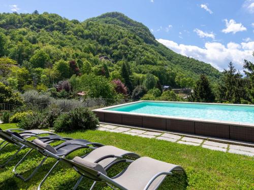 un gruppo di sedie sedute accanto a una piscina di Holiday Home Meri - VNA225 by Interhome a Perledo