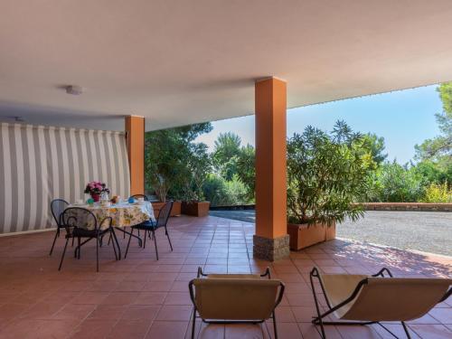 patio con tavolo e sedie di Apartment Apartment A2 - AND112 by Interhome a Marina dʼAndora
