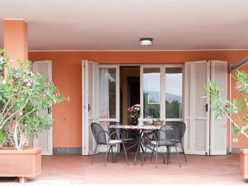 patio con tavolo e sedie di Apartment Apartment A2 - AND112 by Interhome a Marina dʼAndora