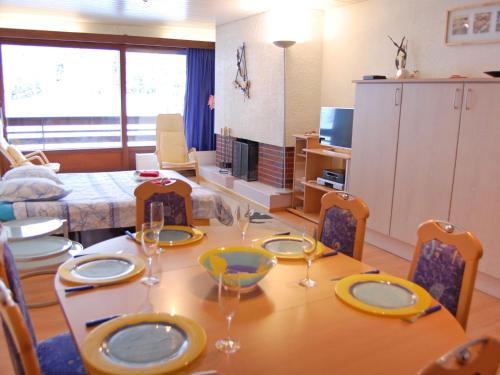 uma sala de jantar com mesa e cadeiras e um quarto com em Apartment Rosablanche B21 by Interhome em Siviez