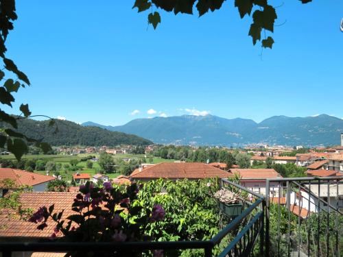 balcone con ombrellone e vista sulla città di Apartment Casa Riboni by Interhome a Luino