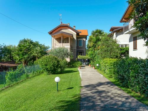 une maison avec un jardin et une passerelle dans l'établissement Apartment Magda by Interhome, à Porto Valtravaglia