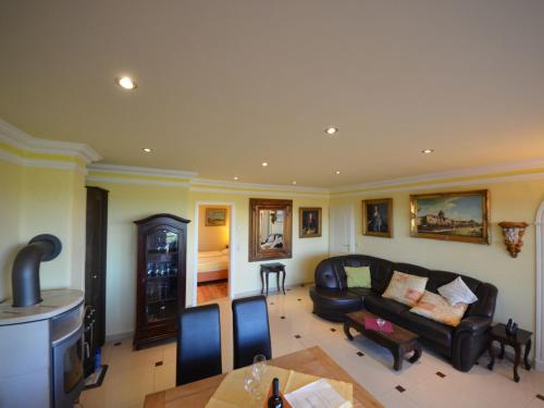ein Wohnzimmer mit einem Sofa und einem Tisch in der Unterkunft Apartment Sonnenkliff-1 by Interhome in Groß Zicker