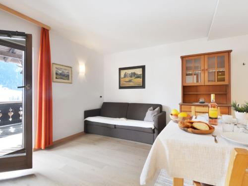 een woonkamer met een tafel en een bank bij Apartment Tirol-1 by Interhome in Ortisei