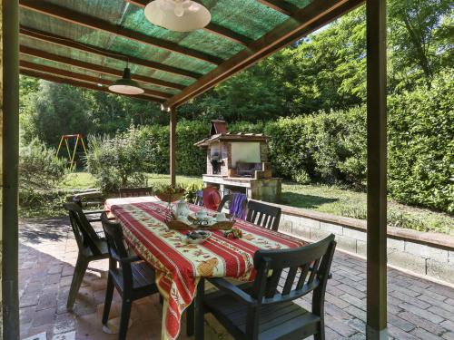 una mesa y sillas en un patio con pérgola en Holiday Home Girasole by Interhome, en Santa Maria del Giudice