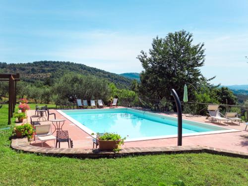 uma piscina no quintal de uma casa em Holiday Home Il Monte-1 by Interhome em Monte Santa Maria Tiberina