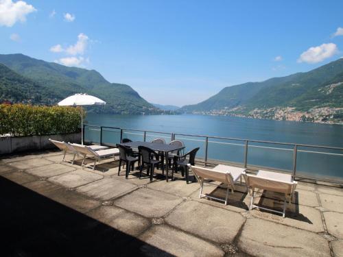 Pognana LarioにあるApartment E superior by Interhomeの湖の景色を望むテーブルと椅子