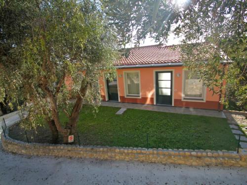 een klein huisje met een boom ervoor bij Apartment Borgoverde-4 by Interhome in Imperia