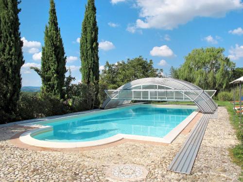 una piscina con una casa de cristal en un jardín en Holiday Home Casa Ingrid by Interhome, en San Venanzo