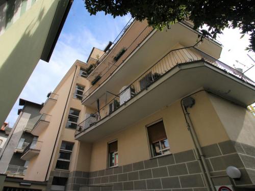 Un grand bâtiment avec des fenêtres et un balcon est disponible. dans l'établissement Apartment Sant'Antonio by Interhome, à Alassio