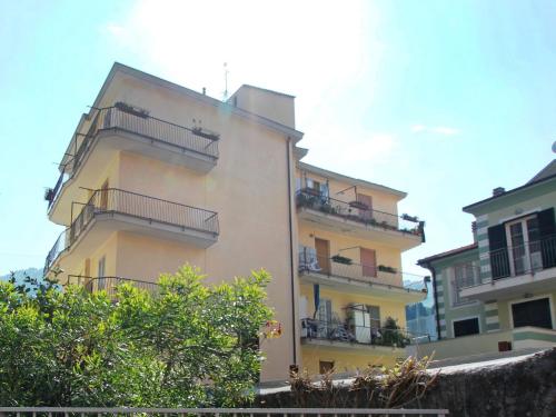 d'un grand bâtiment avec des balcons sur le côté. dans l'établissement Apartment Sant'Antonio by Interhome, à Alassio