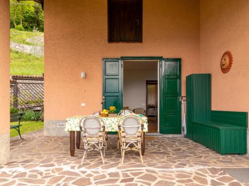 ペルレードにあるHoliday Home Ronco - VNA215 by Interhomeの家の外に座るテーブルと椅子