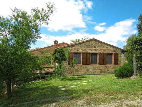 une ancienne maison en pierre avec un jardin en face de celle-ci dans l'établissement Holiday Home Paradiso Selvaggio-2 by Interhome, à Paciano
