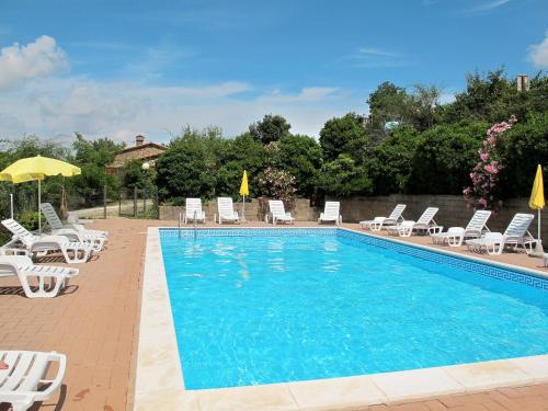une grande piscine avec des chaises et des parasols dans l'établissement Holiday Home Paradiso Selvaggio-2 by Interhome, à Paciano