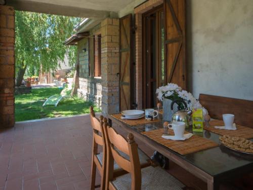 モンテフィアスコーネにあるApartment Casa Domenico n- 1 by Interhomeの木製テーブル(パティオに皿とカップ付)