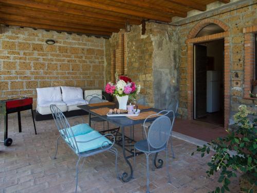 モンテフィアスコーネにあるApartment Casa Domenico n- 1 by Interhomeのパティオ(テーブル、椅子、ソファ付)