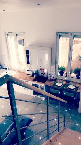 - une cuisine avec un comptoir et 2 fenêtres dans l'établissement Le Grand Mole - 2 à 8 voyageurs, à Sète