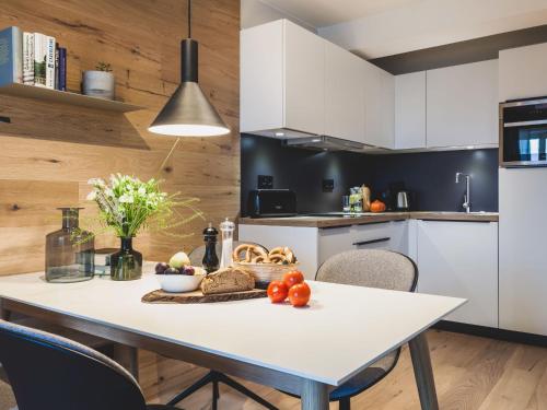 een keuken met een witte tafel met eten erop bij Apartment Mariandl am Meer-2 by Interhome in Binz