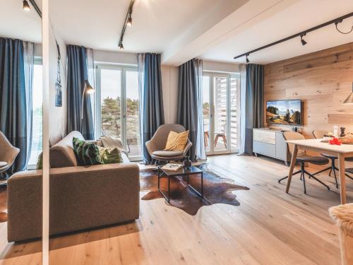 un soggiorno con divano e tavolo di Apartment Mariandl am Meer-2 by Interhome a Binz