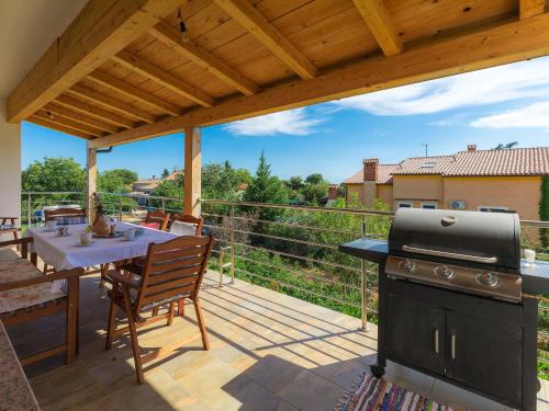 un patio avec une table et un grill sur une terrasse dans l'établissement Holiday Home Ana Lucija - RCA508 by Interhome, à Pula