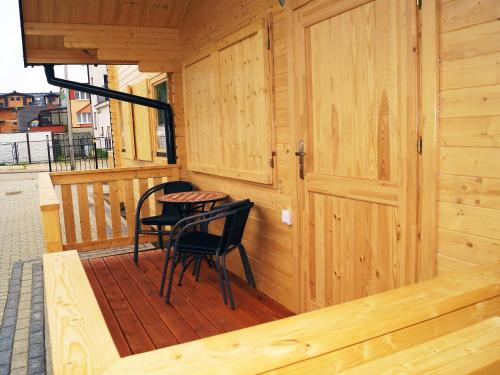 ミエレンコにあるHoliday Home Onyx-2 by Interhomeの木造キャビン(椅子2脚、ポーチテーブル付)