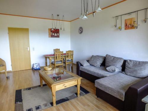 ein Wohnzimmer mit einem Sofa und einem Tisch in der Unterkunft Apartment Terrassenpark-4 by Interhome in Obertal