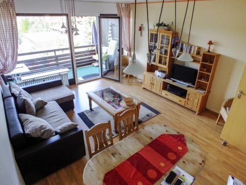 ein Wohnzimmer mit einem Sofa und einem Tisch in der Unterkunft Apartment Terrassenpark-4 by Interhome in Obertal
