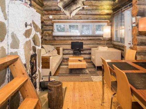 ルカにあるHoliday Home Ykkösruka a 1 by Interhomeの木製の壁のリビングルーム(ソファ、テーブル付)