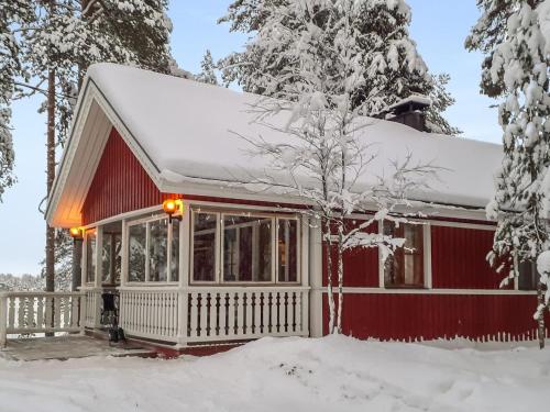 ルカにあるHoliday Home Kaukosaaren ahonlaita by Interhomeの屋根に雪が積もった赤い家