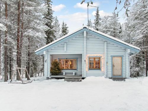 ユッラスヤルヴィにあるHoliday Home Ylläs-topin lomamaja 3 by Interhomeの雪の青い小屋