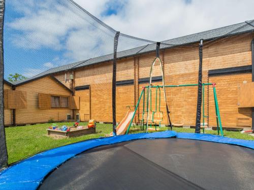 un parque infantil en un patio junto a un edificio en Holiday Home Onyx by Interhome, en Mielenko