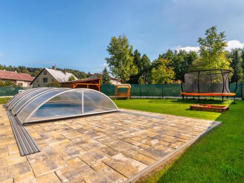 um quintal com uma piscina e um parque infantil em Holiday Home IVA - OVH100 by Interhome em Olešnice v Orlických horách