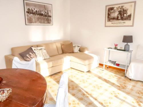 sala de estar con sofá y mesa en Apartment Casa Nicoló by Interhome, en Poggio