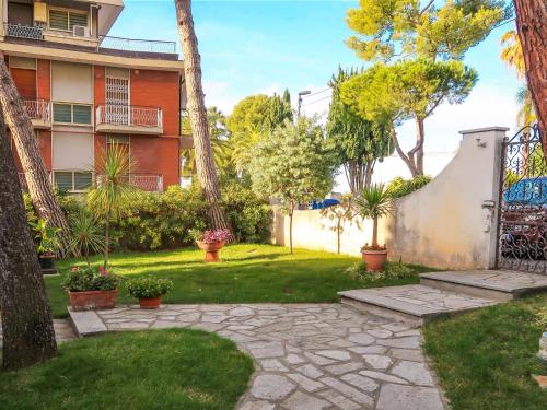 un jardín frente a un edificio en Apartment Casa Nicoló by Interhome, en Poggio