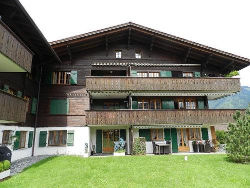 ein großes Holzgebäude mit Balkon in der Unterkunft Apartment Gletscherhorn II - Tapia by Interhome in Zweisimmen