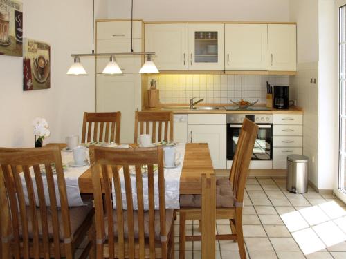 ホークジールにあるHoliday Home Christa - HOK110 by Interhomeのキッチン(木製ダイニングルーム、テーブル、椅子付)