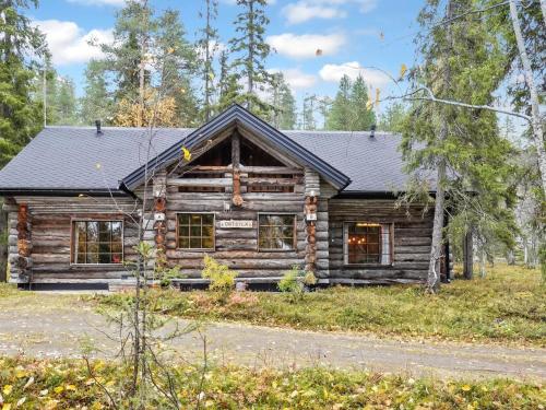 uma cabana de madeira na floresta em Holiday Home Örtsylä b by Interhome em Salla