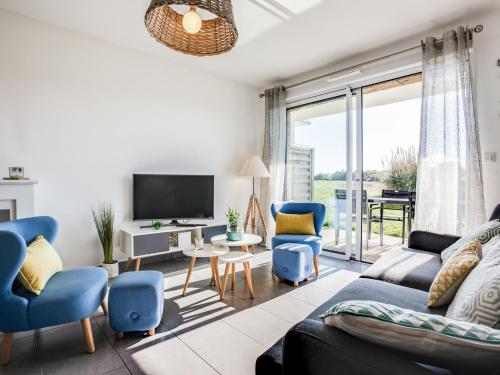 un salon avec un canapé, des chaises et une télévision dans l'établissement Apartment Le Domaine de Fort Neuf by Interhome, à Port-Haliguen